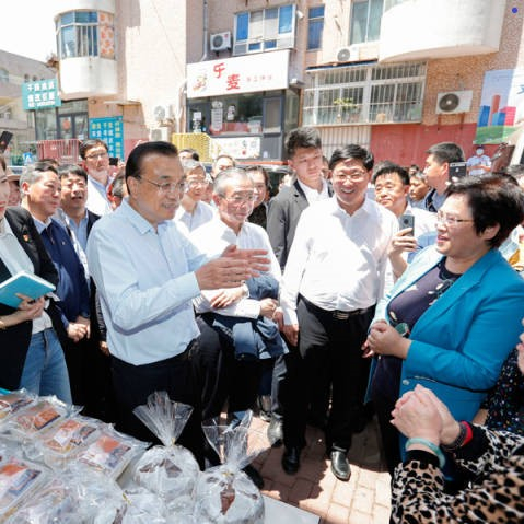 李克強稱贊地攤經濟、小店經濟：是人間的煙火，是中國的生機